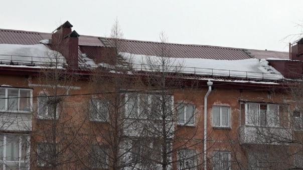 Мэрия контролирует уборку снега с омских крыш