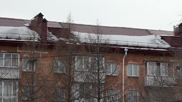 Мэрия контролирует уборку снега с омских крыш