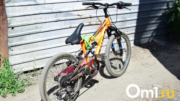 Велосипедист на полной скорости влетел в омичку на переходе