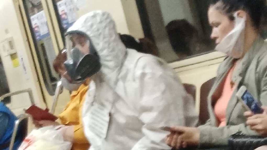 Новосибирцев позабавил человек в белом скафандре, которого заметили в метро