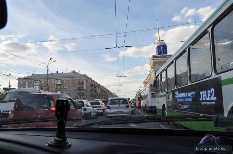 Пробки омск сейчас. Ленинградский мост в Омске пробки. Пробки на Ленинградском мосту. Омск из окна автомобиля. Пробка в Омске на мосту.