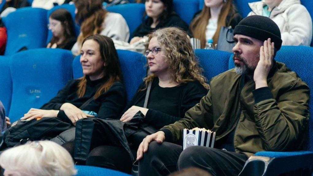 «Такой показ впервые»: специальный сеанс фильма для слабослышащих прошёл в Новосибирске — как это было