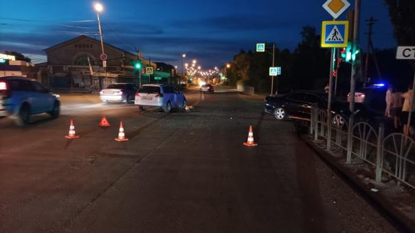 В Омске после столкновения автомобиль отбросило на светофор