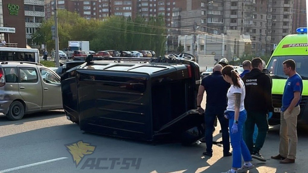 В Новосибирске рядом со станцией метро «Золотая Нива» перевернулся автомобиль