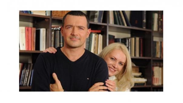 Подготовка праздничного стола под любимые фильмы