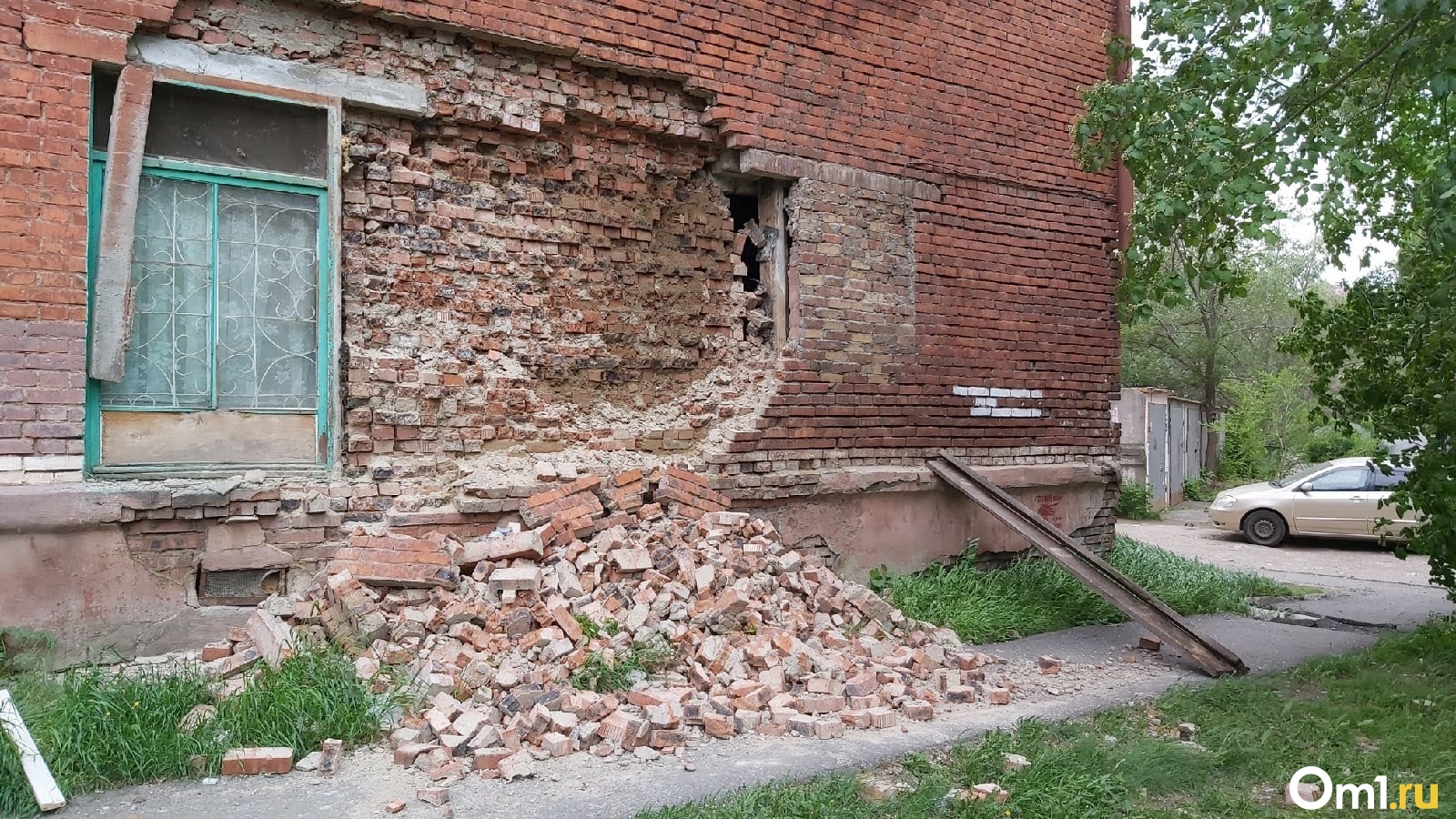 Расселение омск. Обвал здания в Омске. Здание рушится. Стена разрушенного здания. Разрушенные дома.
