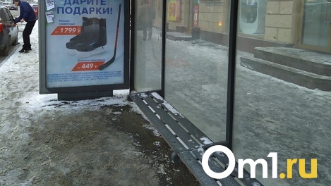 В центре Омска водитель врезался в остановку у магазина «Жемчужина»