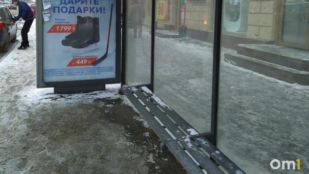 В центре Омска водитель врезался в остановку у магазина «Жемчужина»