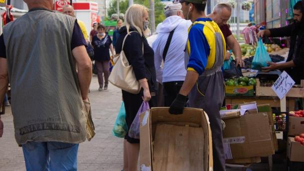 Новосибирск удивляет: жители Евроберега зарабатывают на картоне и спасают экологию