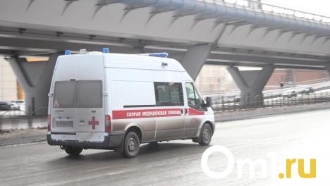 В Омске на очищенной от снега улице в снегу застряла «скорая»