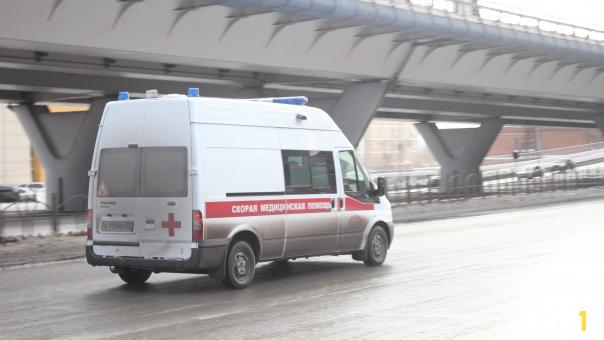 В Омске на очищенной от снега улице в снегу застряла «скорая»