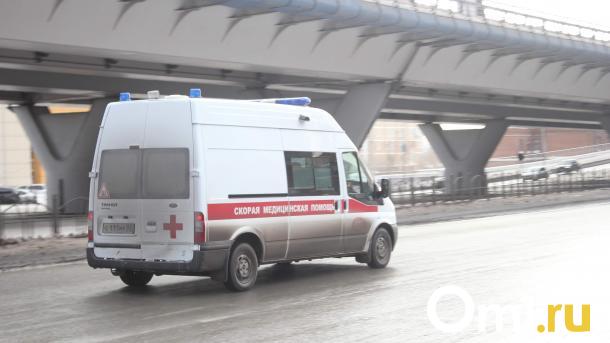 В Омске на очищенной от снега улице в снегу застряла «скорая»