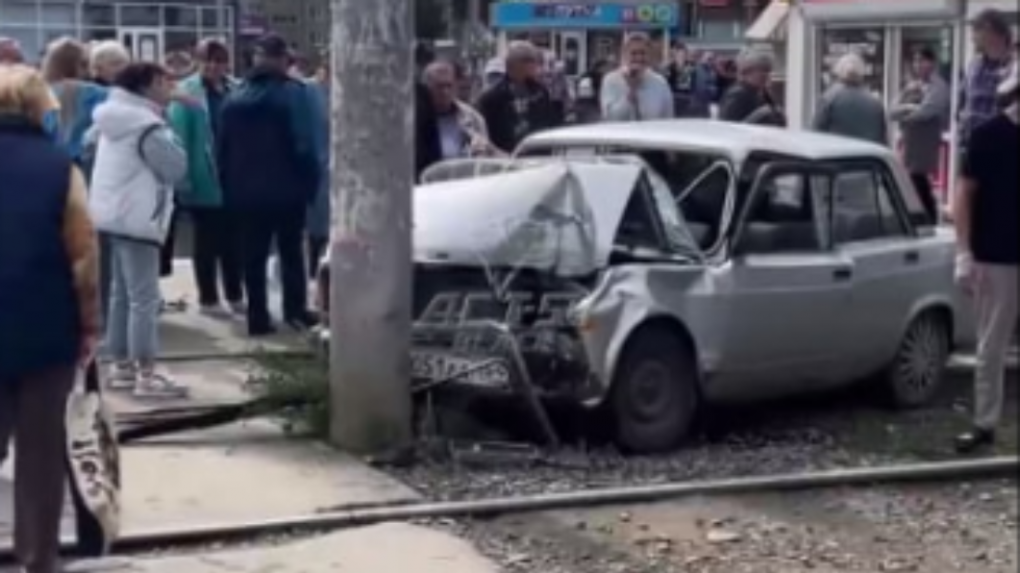 Водитель «семёрки» въехал в столб у остановки в Новосибирске