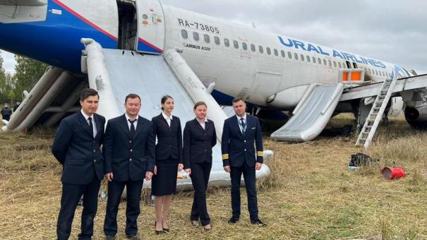 Опубликованы фотографии экипажа рейса Сочи-Омск, который совершил аварийную посадку