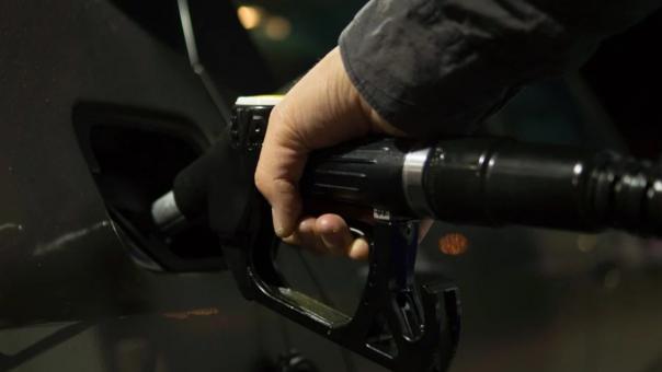 На омских АЗС второй раз за месяц подешевело топливо