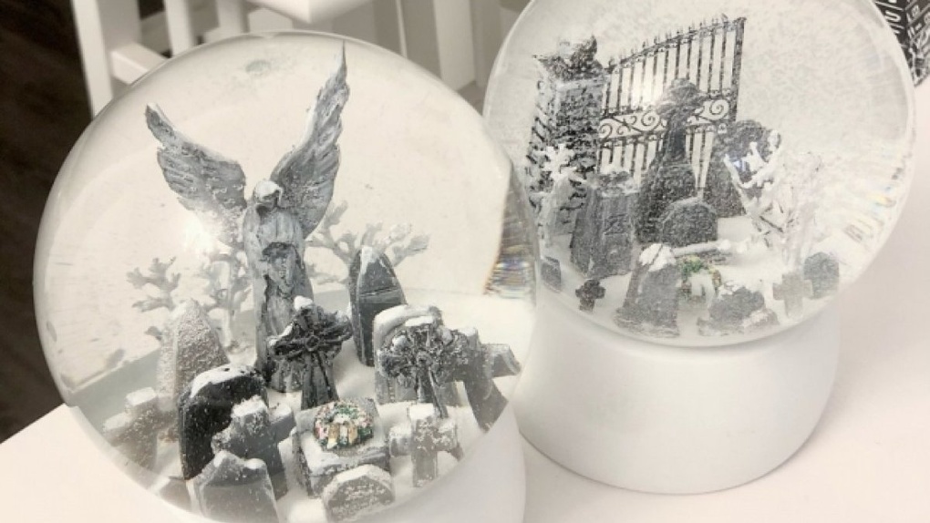 Мрачные снежные шары с надгробиями внутри изготавливают в новосибирском Музее смерти