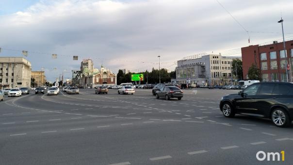 На площади Ленина в Новосибирске начали устанавливать сцену и ограждения