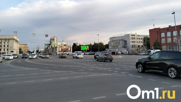 На площади Ленина в Новосибирске начали устанавливать сцену и ограждения