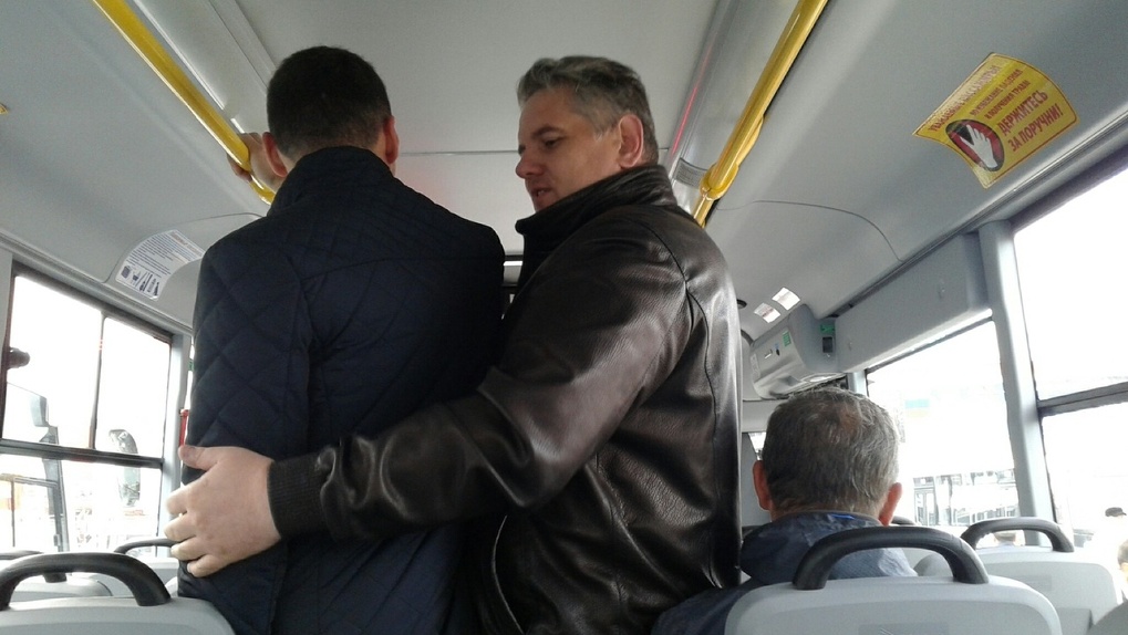 Глава омского департамента транспорта «застрял» в новом ПАЗе