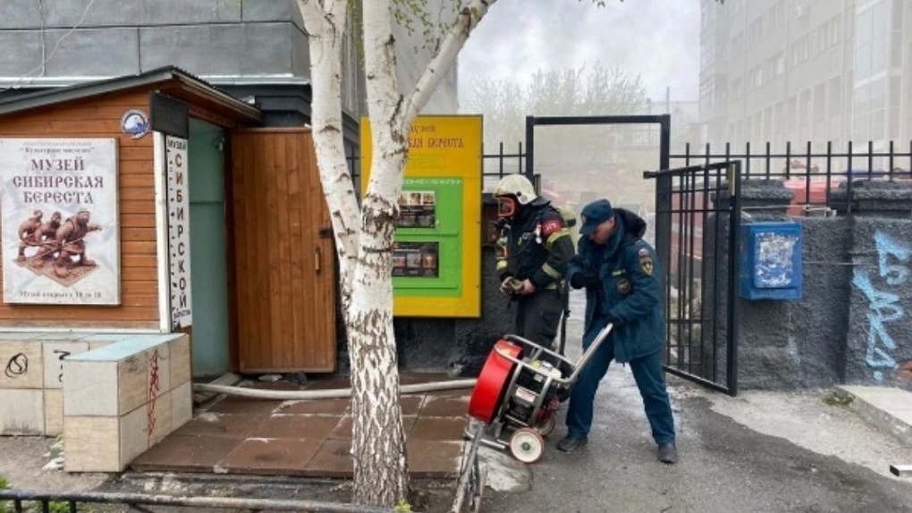 Музей «Сибирская береста» загорелся в Новосибирске. ВИДЕО