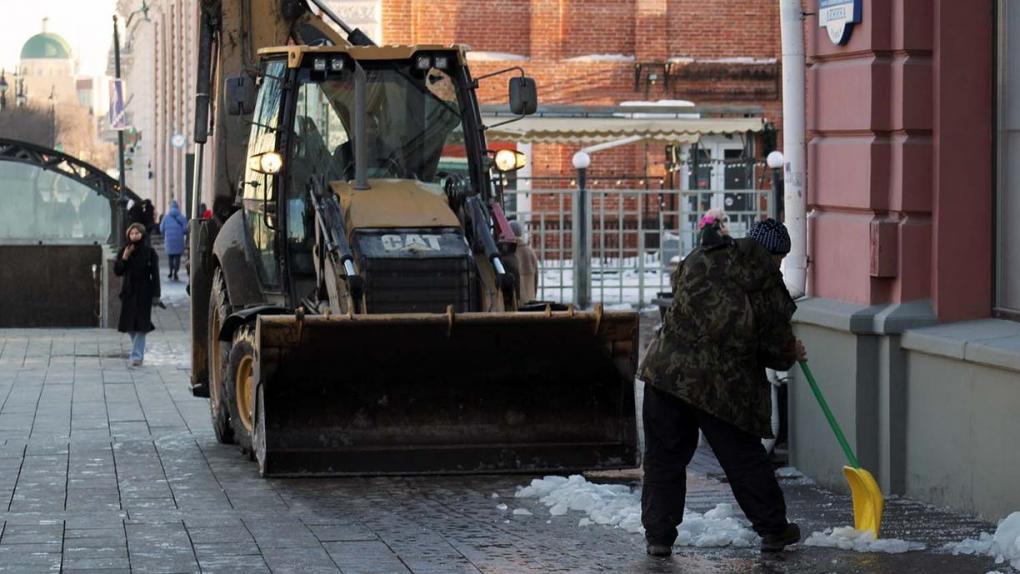 Десятки тысяч кубометров снега вывезли в Новосибирске с начала года