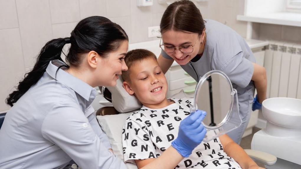 Маленькие пациенты — большая ответственность: лечение кариеса у детей в Омске