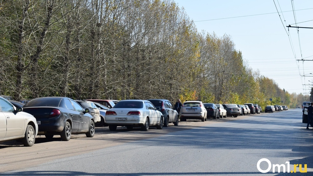 В Омске на Левобережье продолжают устранять незаконные парковки