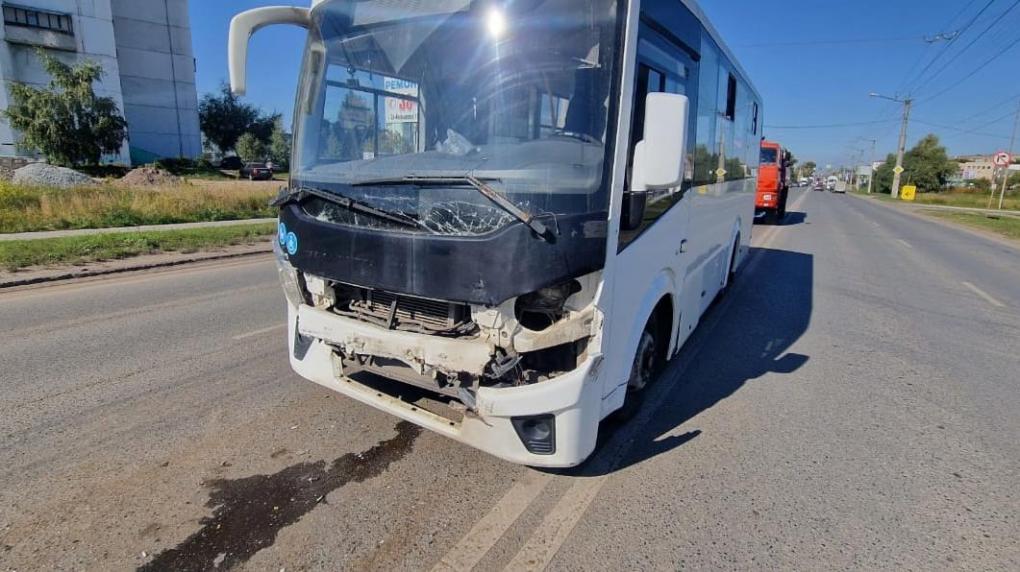 Омский автобус врезался в пикап, давно снятый с производства