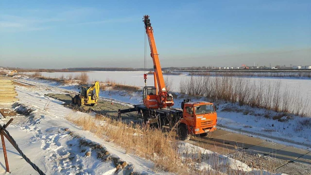 Строители Красногорского гидроузла уже начали понижать уровень воды в Иртыше