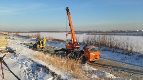 Строители Красногорского гидроузла уже начали понижать уровень воды в Иртыше