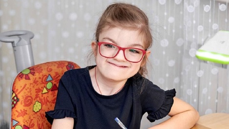 Чтобы прямо ходить: девочке со сложнейшим сколиозом требуется помощь в Новосибирске