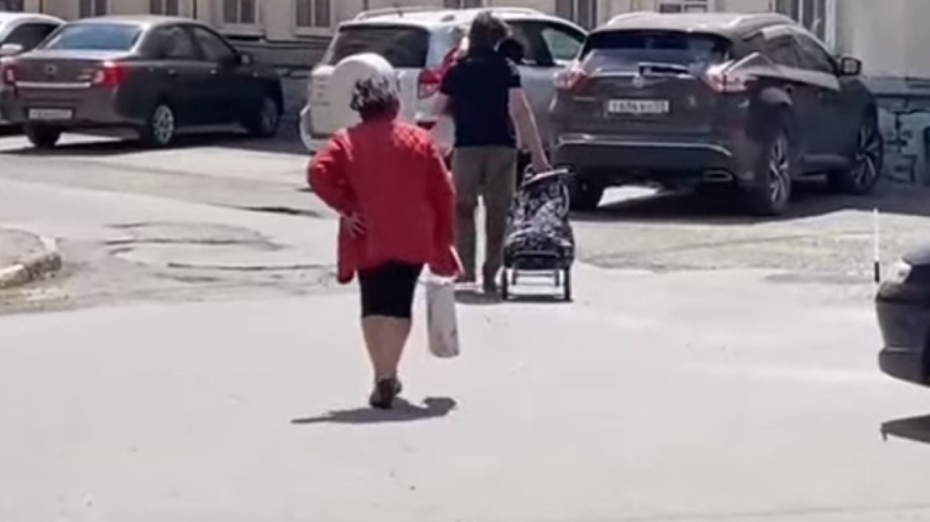 В Омске сотрудница полиции помогла бабушке, которая потерялась в маршрутке. ВИДЕО
