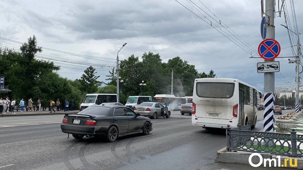 В центре Омска задымился «Мерседес»