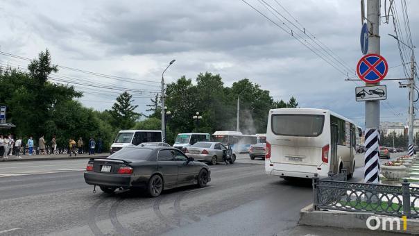 В центре Омска задымился «Мерседес»