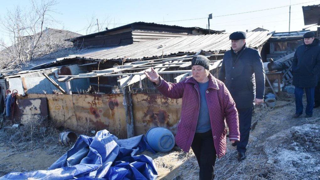 Мэр Омска Сергей Шелест лично проверил, как откачали воду из Новоалександровки