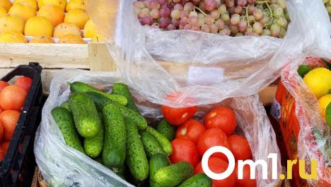 В Омске накрыли незаконную торговлю колбасами и консервами