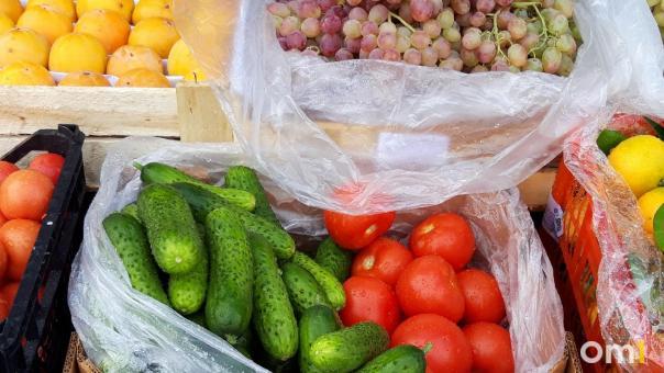 В Омске накрыли незаконную торговлю колбасами и консервами