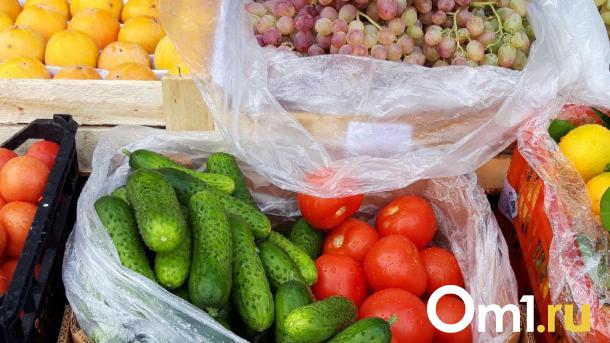В Омске накрыли незаконную торговлю колбасами и консервами