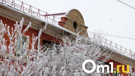 В Омской области усилят контроль за очисткой крыш от снега и наледи