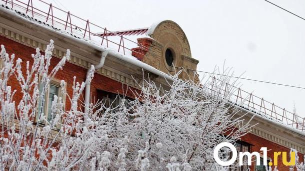 В Омской области усилят контроль за очисткой крыш от снега и наледи