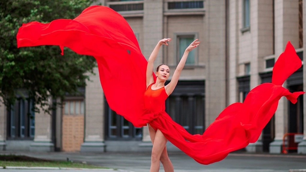 Покорила грацией: фотограф сняла танцующую балерину на фоне НОВАТа. ФОТО