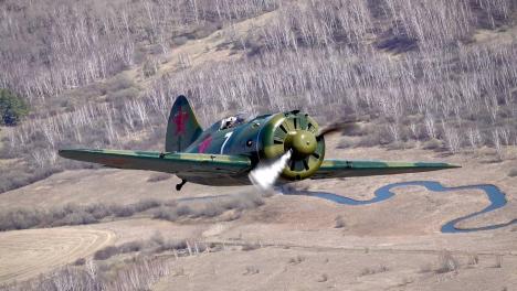 В Новосибирске на параде пролетел истребитель, который участвовал в боях ВОВ