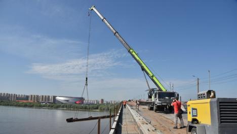 На мосту у Телецентра начали устанавливать тротуар