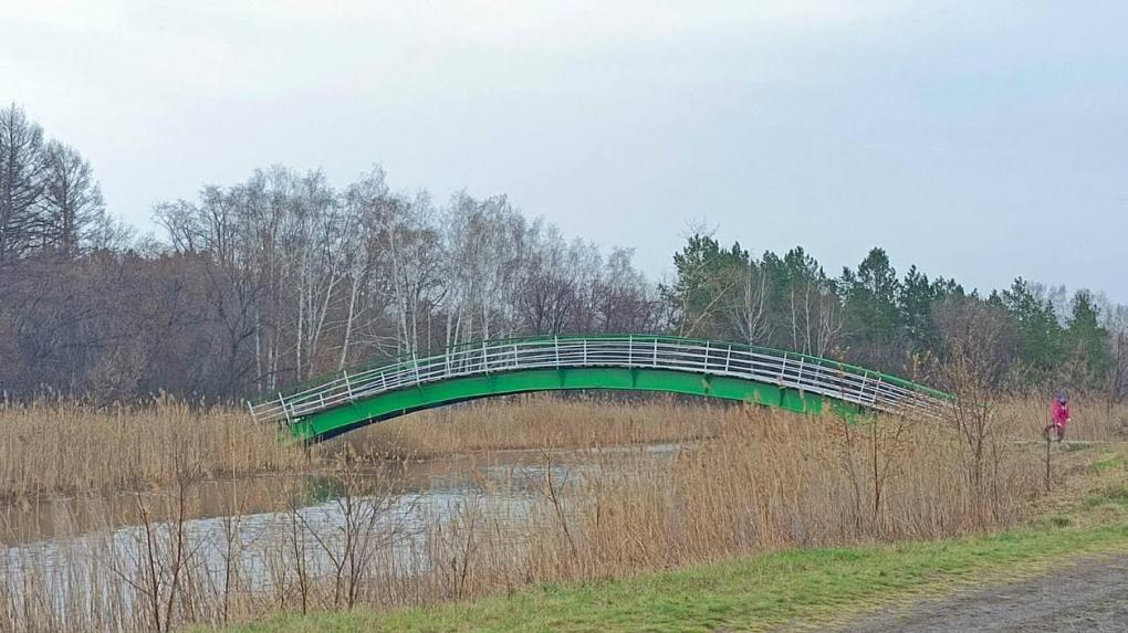 В парке имени 30-летия Победы отремонтировали пешеходный мостик