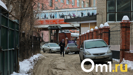 Скрытый центр. Что можно найти во дворах самой загруженной остановки Омска?