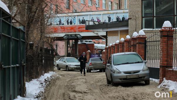 Скрытый центр. Что можно найти во дворах самой загруженной остановки Омска?