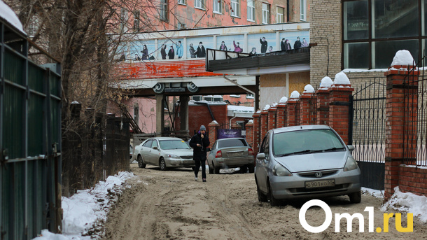 Скрытый центр. Что можно найти во дворах самой загруженной остановки Омска?
