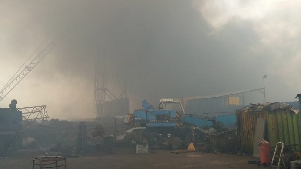 Горим! В Омске вспыхнул пожар на складе, расположенном рядом с АЗС. Видео