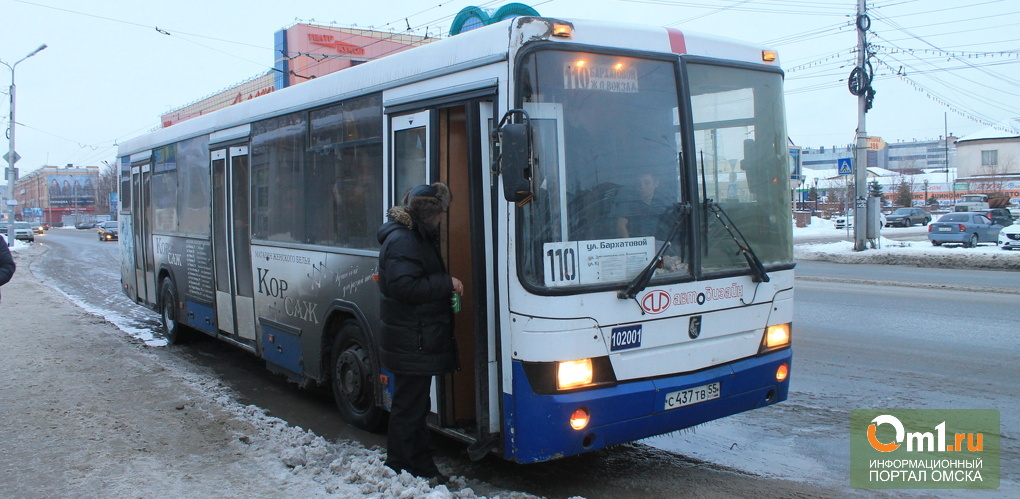 Мэрия Омска расторгла договоры с 10 частными перевозчиками на популярных маршрутах