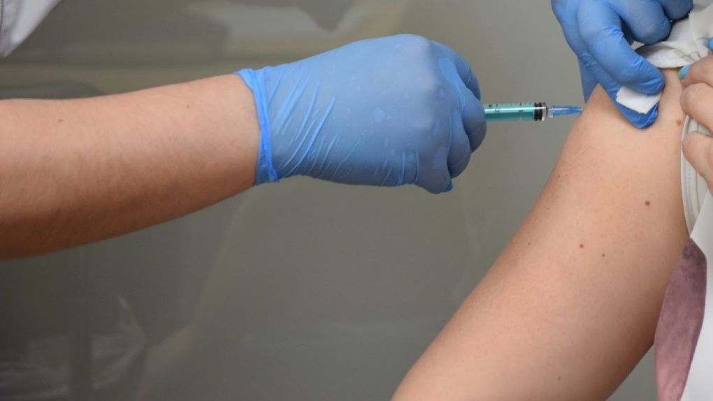 Вакцинация от коронавируса может стать обязательной. Юрист заявил о правовой основе такого решения